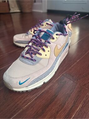 Nike Light Blue Low-Top Sneakers with Teal Swoosh